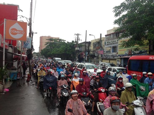 Đường Sài Gòn tắc nghẽn kinh hoàng vì cơn mưa lớn